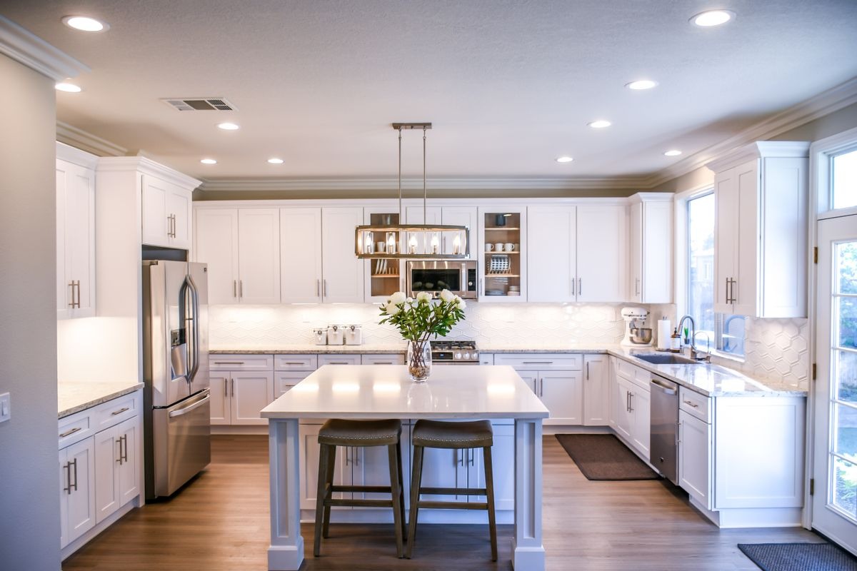 Kitchen recessed lighting and pendant fixture in a finished home