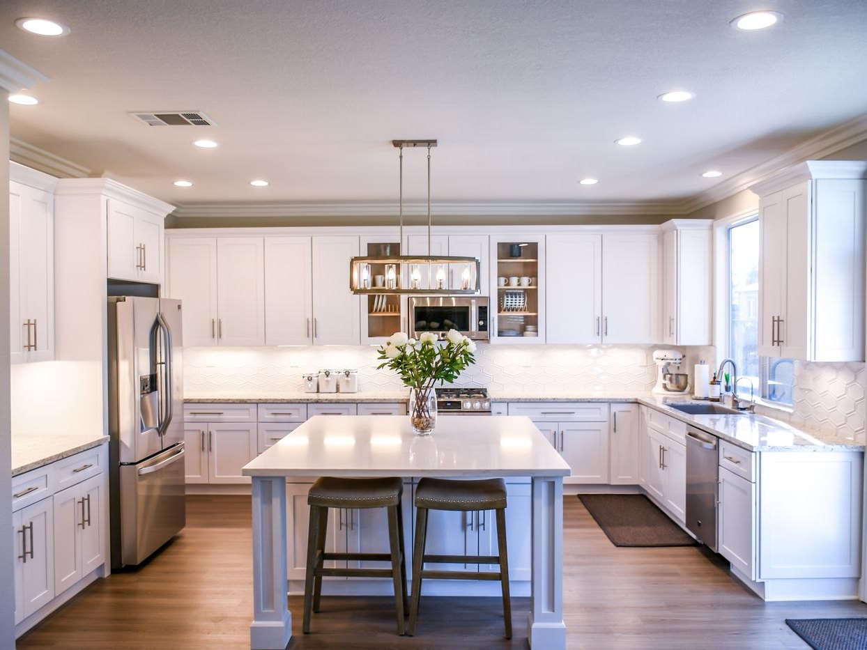 Kitchen island pendant lighting with recessed cans and under-cabinet lights